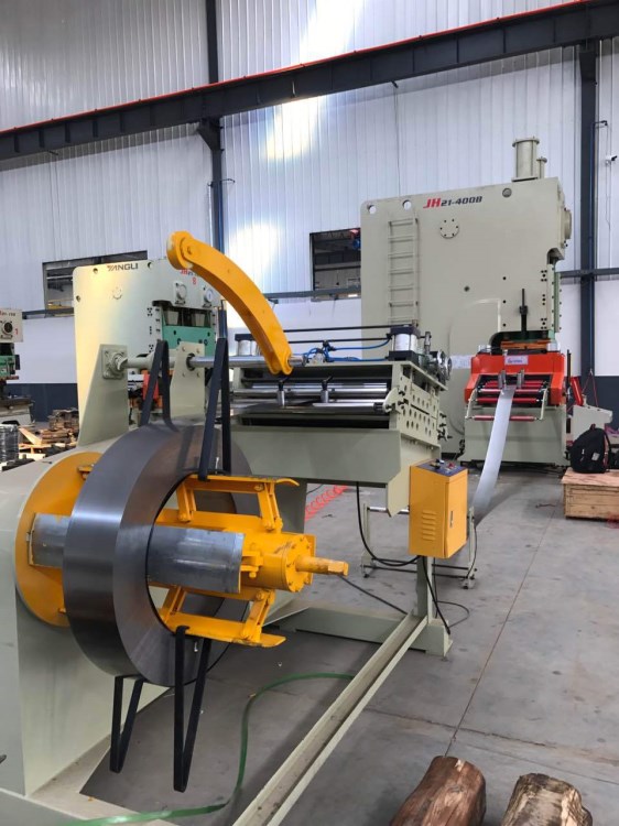 山东江苏伺服送料机冲床送料机材料输送机自动送料设备偏摆送料机