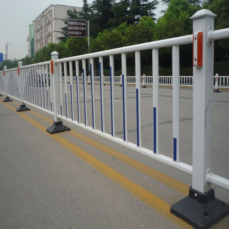 貴州路橋用防銹防撞市政道路隔離護(hù)欄 街道中央雙黃線防護(hù)欄