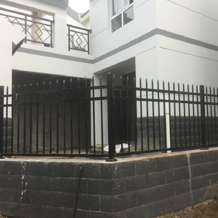 供應1.8米四道橫管穿插鐵藝護欄 山東濟寧藍白色靜電粉末噴涂護欄