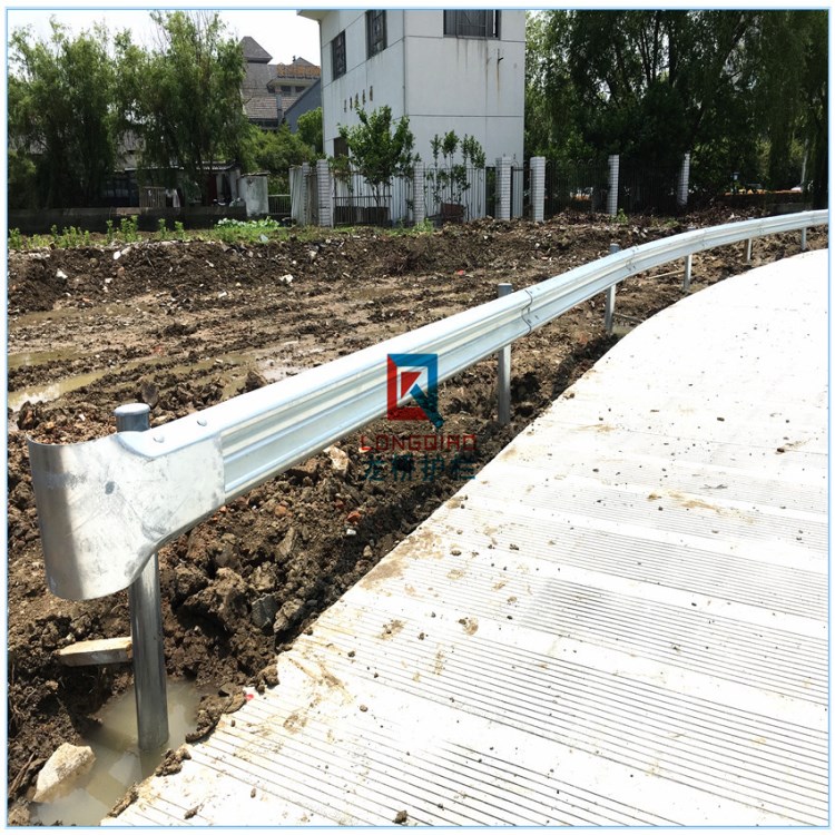 湖南長沙高速公路防撞護欄/長沙波形板防撞護欄/二波梁護欄龍橋造