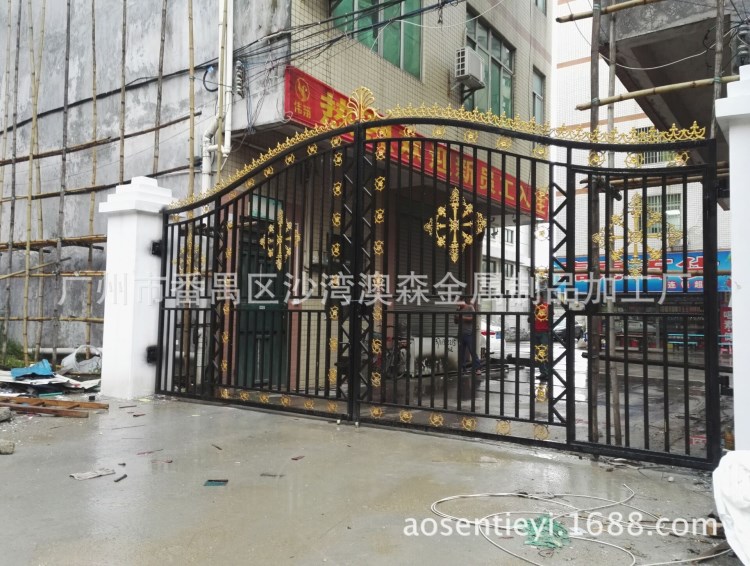 廣州廠家定制歐式鐵藝庭院大門雙開手動鑄鐵花件大門 小區入口門