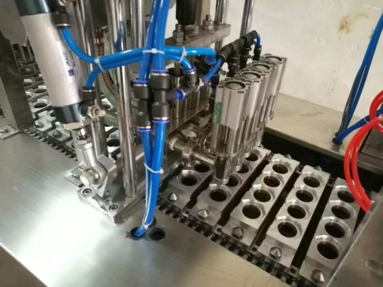 CF-4果凍豆漿綠豆沙豆奶全自動罐裝封口機