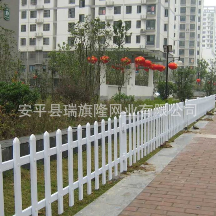 PVC別墅小區(qū)護(hù)欄隔柵圍墻 學(xué)校公園綠化帶柵欄變電箱塑鋼防護(hù)圍欄