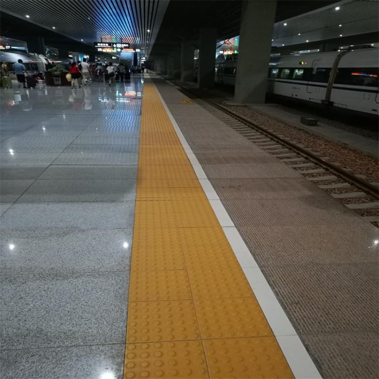 陶瓷盲道板鐵道盲道磚廠家直銷白色微晶石警戒線盲道瓷磚