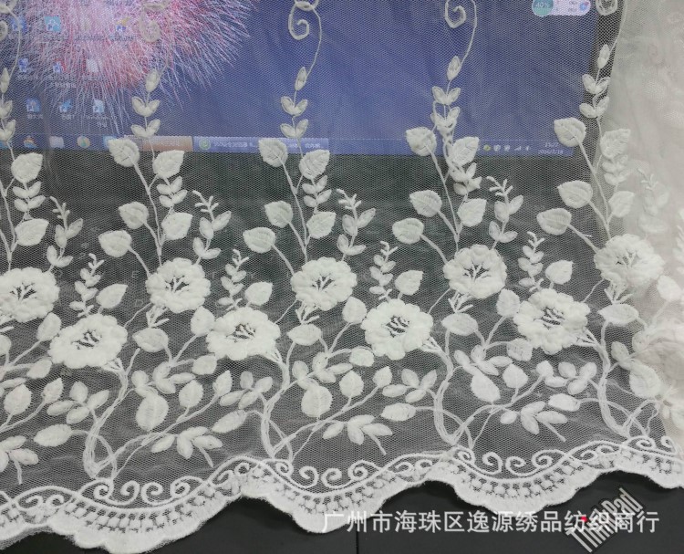 逸源繡品新款瑞士網(wǎng)牛奶絲刺繡花邊 時(shí)尚女裝繡花布廠家現(xiàn)貨直銷