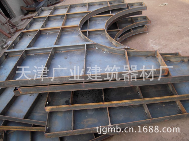 我廠生產(chǎn)加工橋梁蓋梁底板鋼模板，質(zhì)量?jī)?yōu)！