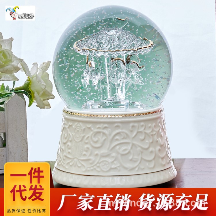 廠家直銷批發(fā)手工玻璃工藝品旋轉(zhuǎn)木馬水晶球音樂(lè)盒禮品一件代發(fā)