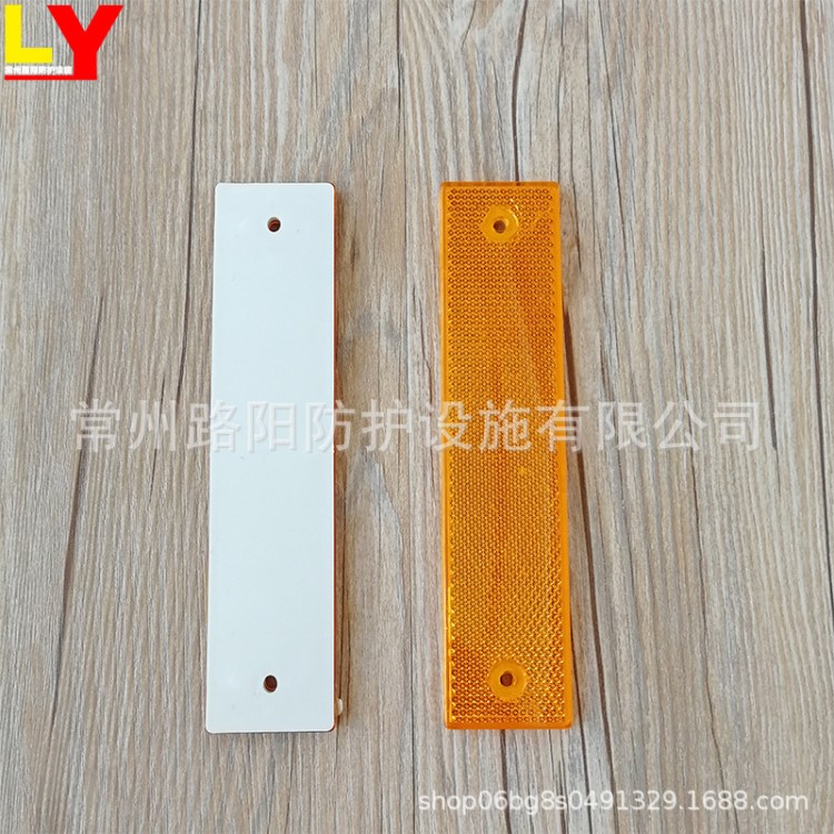 道路護(hù)欄反光片交通隔離欄PVC塑料輪廓標(biāo)馬路圍欄桿反光器條配件