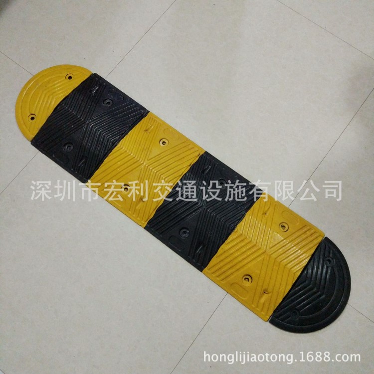 廠家直銷高強度橡膠人字形減速帶公路道路汽車停車斜坡限速緩沖帶