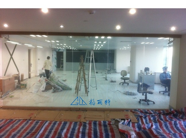 私人定制調(diào)光玻璃隔斷霧化玻璃櫥柜酒店浴室隔斷