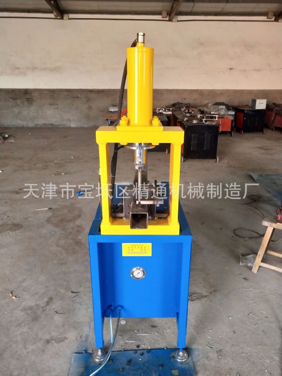廠家供應  不銹鋼方管沖孔機  防護欄沖孔機  槽鋼 角鋼沖孔設備