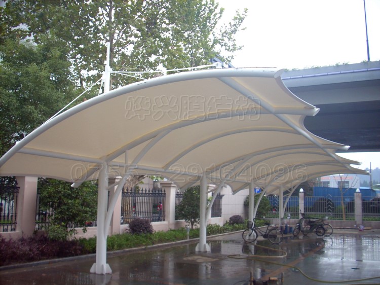 大量批發汽車雨棚，包工包料防火雨棚，膜結構遮陽棚供應商