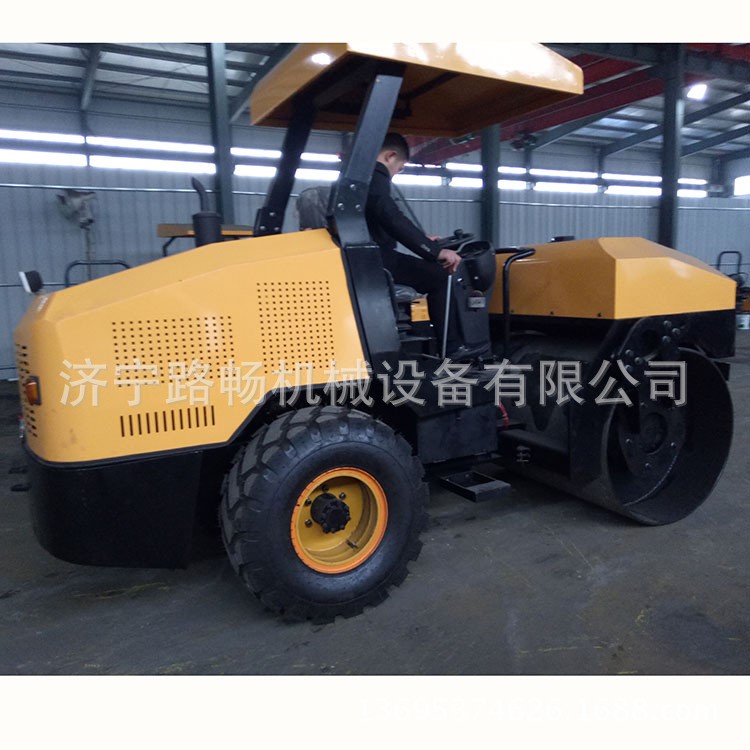4噸座駕式壓路機(jī) 單鋼輪座駕壓路機(jī) 4噸前鋼輪后膠輪壓路機(jī)