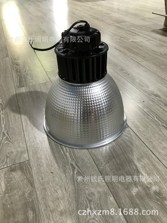 生產(chǎn)LED工礦燈100W150W200W吊式懸掛燈芯片質(zhì)保5年