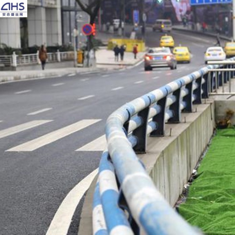 批發(fā)道路立柱防撞欄桿不銹鋼復(fù)合噴塑橋梁護(hù)欄防護(hù)欄   廠家直銷(xiāo)