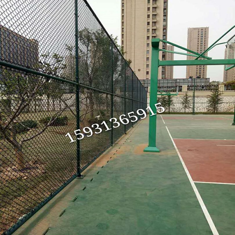 廠家直銷多規格操場體育場圍欄網 產地貨源體育場勾花鐵絲圍欄網