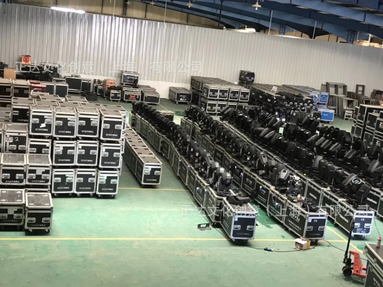 配置各類舞臺燈光、舞臺音響、LED高清大屏搭建執行