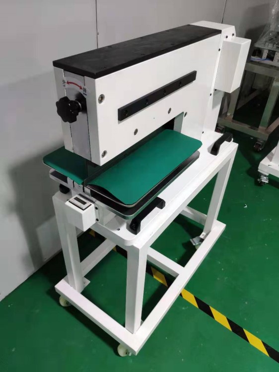 新款鍘刀式氣動鋁基板分板機(jī)占地面積小 應(yīng)力小 無毛刺 耐用