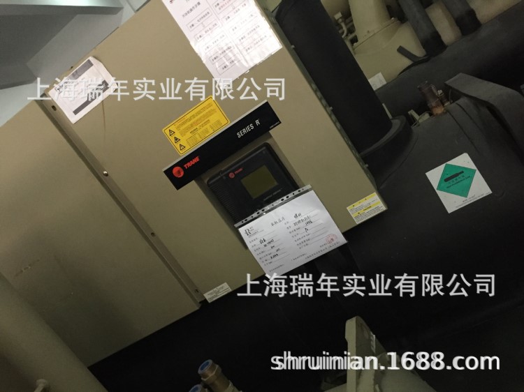 新到兩臺特靈水冷螺桿式RTHDD1D1E1冷水機組中央空調