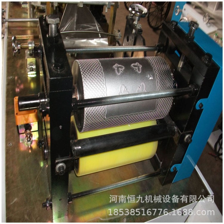 恒九餐巾紙機(jī)械 雙色壓花餐巾紙折疊機(jī) 印刷壓花折疊餐巾紙機(jī)