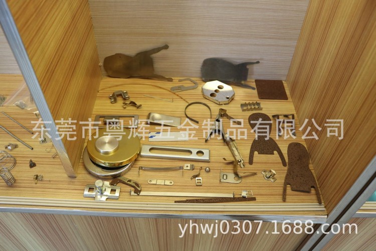 東莞五金廠供應(yīng)人形鐵片骨架_鎖道滑軌夾子等五金配件