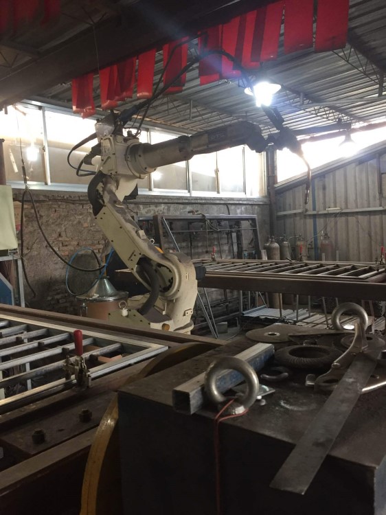 護(hù)欄定制OTC機(jī)器人焊接加工來圖定制道路護(hù)欄交通市政欄桿專拍