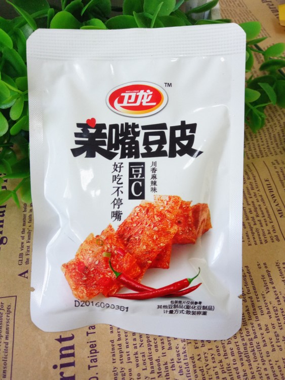 衛(wèi)龍親嘴豆皮豆排排10斤約250個 抖音網(wǎng)紅零食辣條小包裝散裝批發(fā)