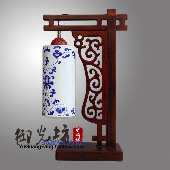 景德鎮(zhèn)陶瓷燈具青花薄胎臺燈臥室床頭現(xiàn)代中式仿古典臺燈木雕木藝