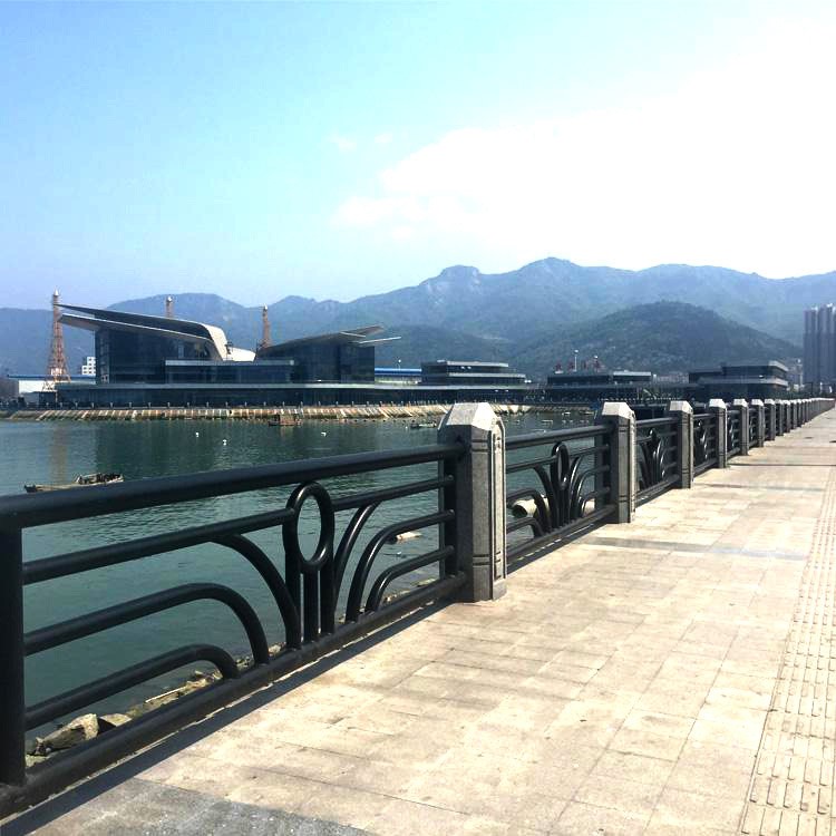 公路防撞護(hù)欄 定做橋梁護(hù)欄 鍍鋅烤漆高強(qiáng)度防護(hù)欄桿 青島廠家