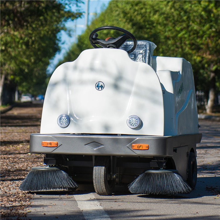 山東泰安 電動掃地車  電動清掃車 掃地車價格