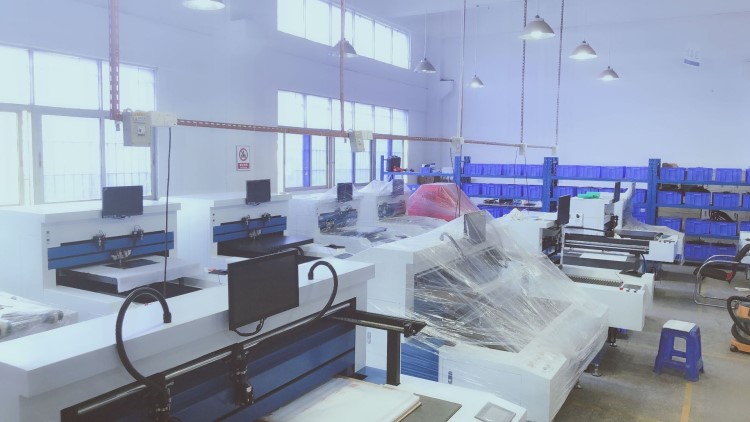 觸摸屏玻璃直線切割機，LCD玻璃切割機，全自動TFT玻璃切割機