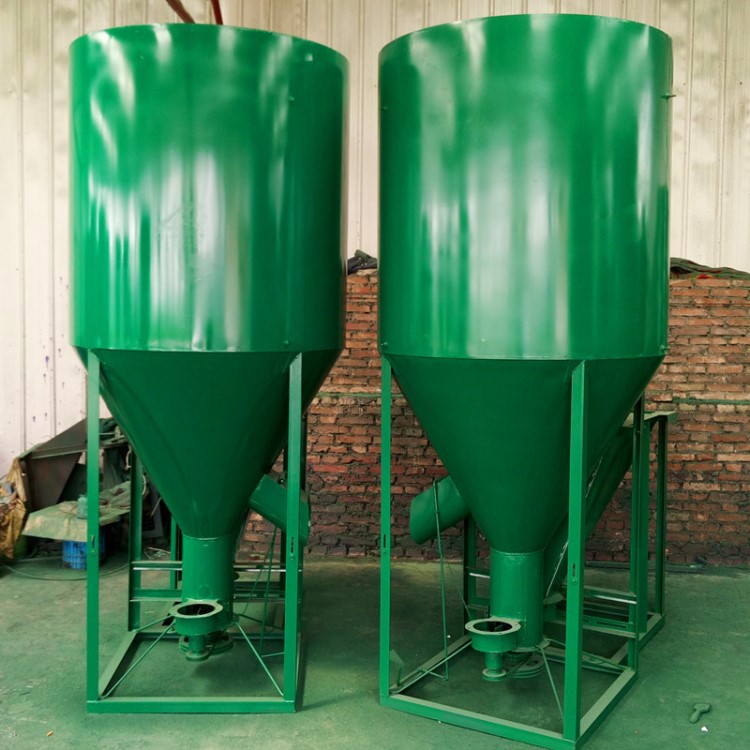 廠家直銷1噸立式自吸式粉碎玉米飼料攪拌機 養(yǎng)殖豬飼料混合攪拌機