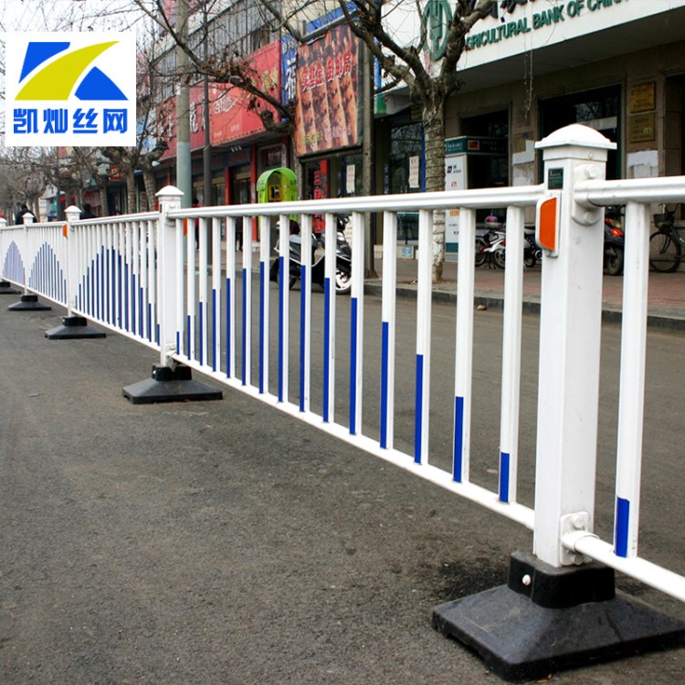 現(xiàn)貨市政交通隔離道路防護(hù)欄定制城市中央不銹鋼隔離道路護(hù)欄