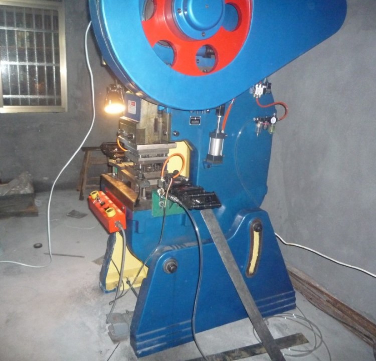 空氣自動送料機，窗簾扣自動成型送料機，窗簾環(huán)自動送料機