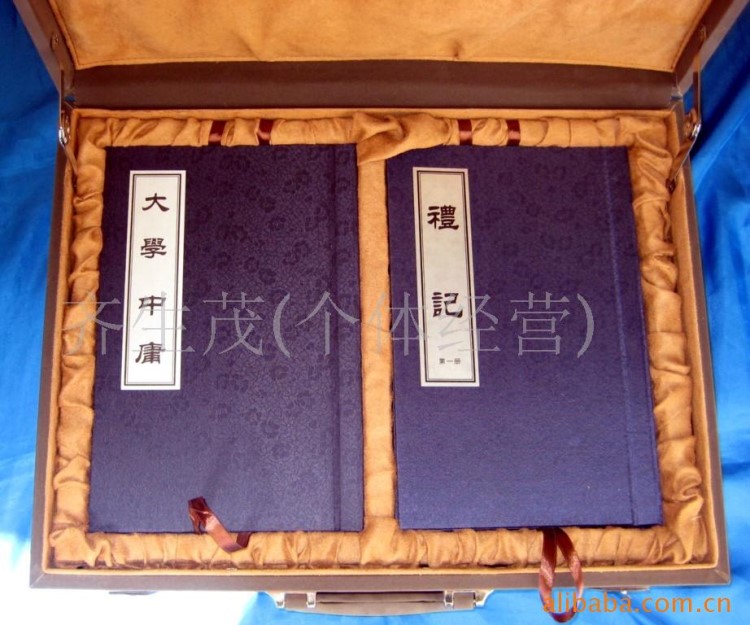 供應皮盒裝絲綢書畫 四書五經(jīng) 絲綢工藝品 孟子 周易 詩經(jīng) 春秋