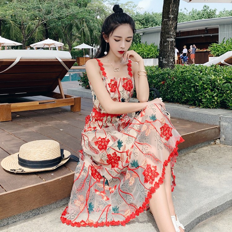 2019新款很仙的法式小眾連衣裙復古刺繡吊帶裙泰國度假沙灘裙長裙