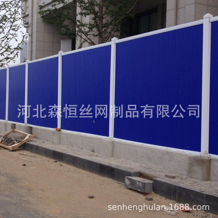 PVC施工圍擋掛人工草坪網(wǎng)隔離圍擋建筑施工隔離墻夾芯板阻燃圍墻
