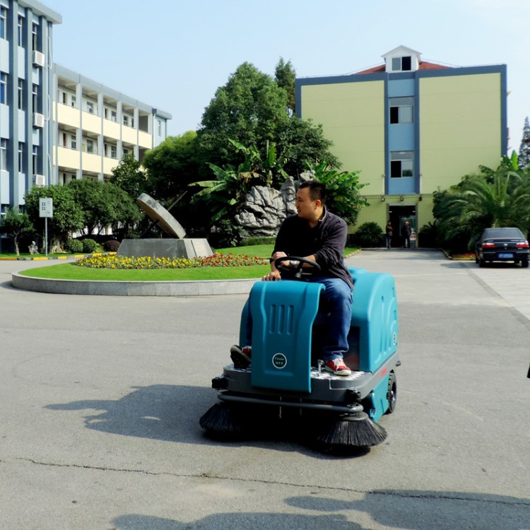 遼寧工業(yè)掃地機(jī) 駕駛式清掃車 供應(yīng)沈陽全自動掃地機(jī) 室外清掃車