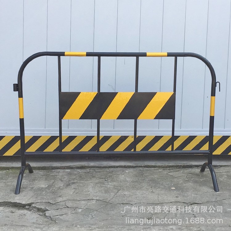 廠家直銷惠州黃黑鐵馬 施工隔離護(hù)欄 帶板移動(dòng)圍擋 道路防護(hù)欄