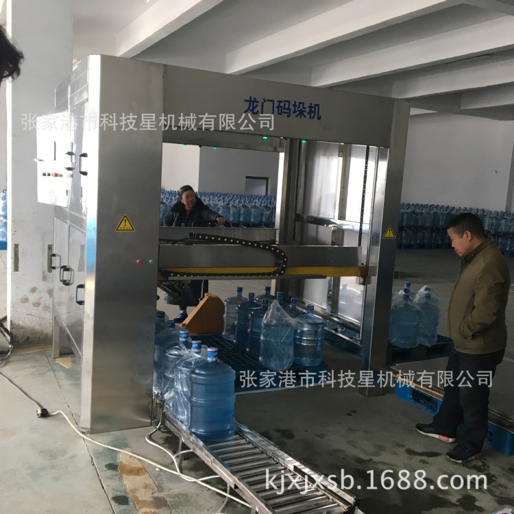 五加侖桶數(shù)控堆疊機(jī) 桶裝水碼垛機(jī) 自動(dòng)套袋碼桶機(jī)