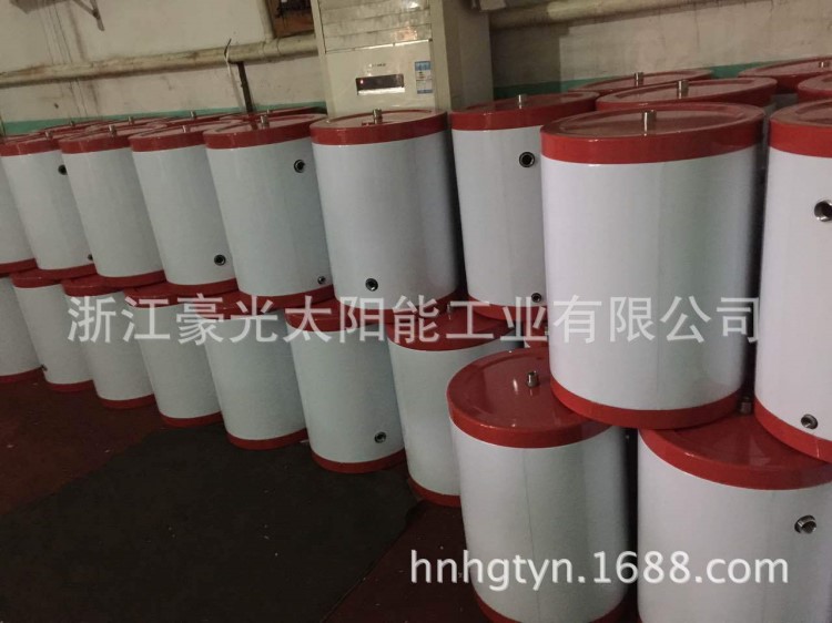 豪光太陽能熱水器批發(fā)。工程專用緩沖保溫水箱60L-500L熱水器配件