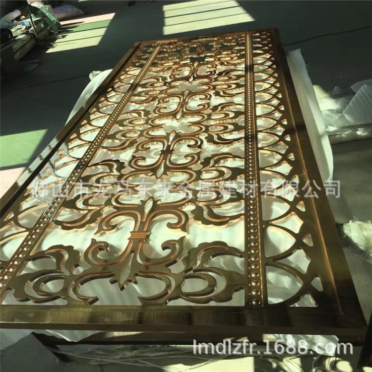 現代工裝不銹鋼屏風,會所展廳定制金屬鏤空隔斷,玫瑰金花格古銅色