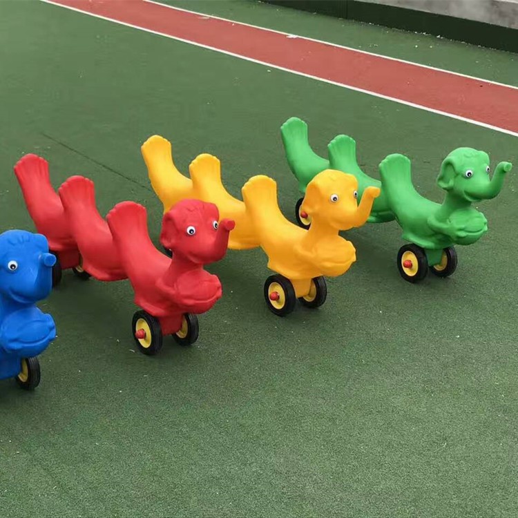 幼兒園多人協(xié)力車 團(tuán)隊(duì)協(xié)助車 兒童滑行車 塑料玩具車 多人溜溜車