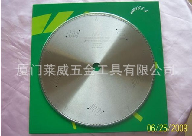 供應(yīng)日本兼房切割鋁型材，鐵管，金屬制品用的合金鋸片。(圖)