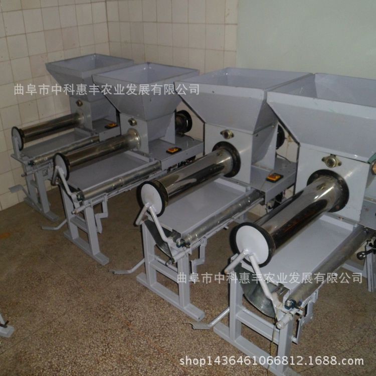 平菇自動(dòng)裝袋機(jī)批發(fā)黑木耳裝袋機(jī)食用菌裝袋機(jī)真好用