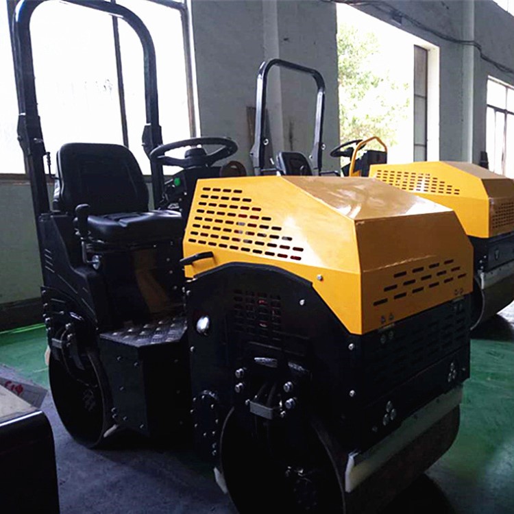 1噸小型壓路機(jī)設(shè)計(jì)品質(zhì)溝槽/大場地工程座駕壓路機(jī)新疆壓路機(jī)