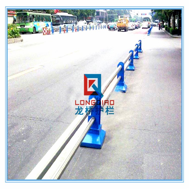 上饒不銹鋼碳鋼復(fù)合管道路護(hù)欄/交通隔離護(hù)欄/龍橋護(hù)欄生產(chǎn)