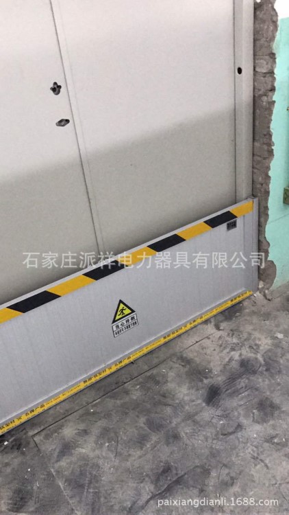 鋁合金擋鼠板黃黑反光條國標高度50cm當心絆倒未經許可不得取下擋