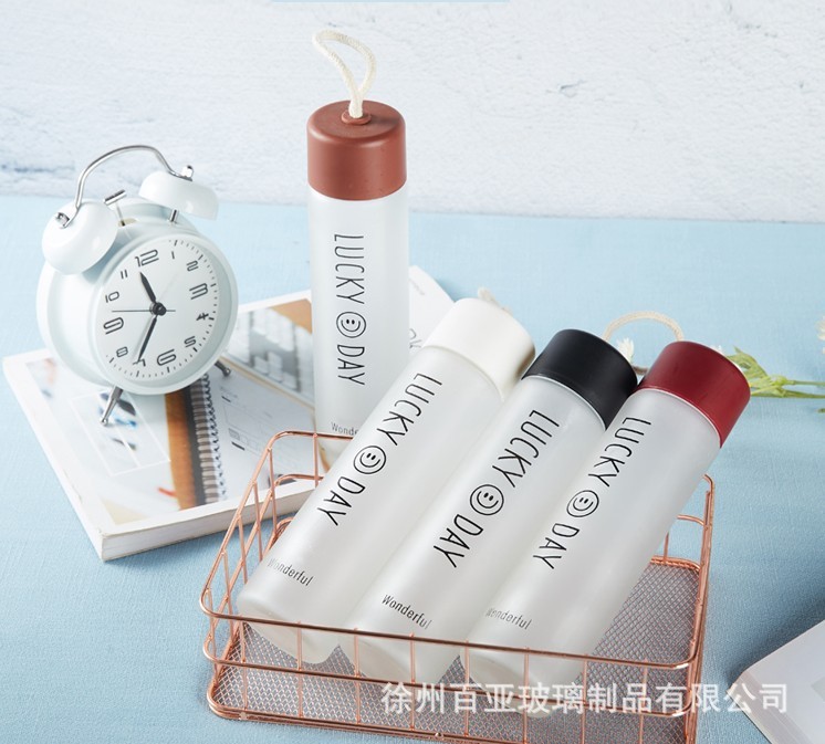 新款時尚麻繩水杯創(chuàng)意提手字母玻璃杯定制logo廣告禮品杯廠家批發(fā)