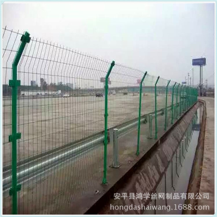 廠家直銷雙圈護欄網(wǎng) 養(yǎng)殖包塑防護網(wǎng) 批發(fā)高速公路隔離護欄網(wǎng)